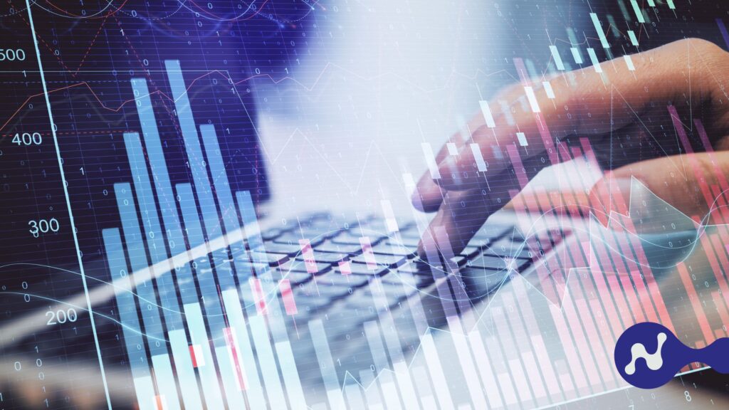 Mãos digitando em um teclado com gráficos de dados, barras e linhas de análise digital sobrepostos, representando inovação, análise de dados e transformação de negócios na nuvem com tecnologia AWS.